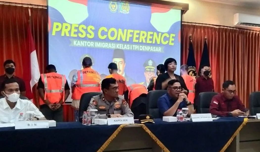 Imigrasi Denpasar menghadirkan kepada awak media sebanyak enam warga negara asing, tiga di antaranya dari India yang melakukan penipuan daring dalam jumpa pers di Denpasar, Bali, Selasa (4/2/2025).