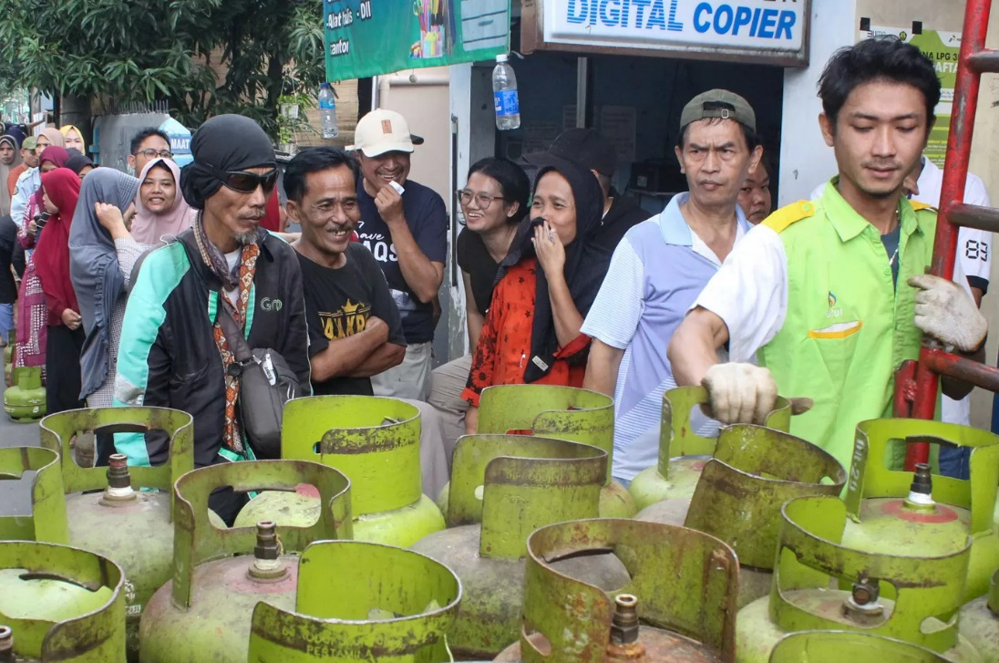 Suasana pangkalan gas saat kedatangan truk pembawa gas di Pangkalan gas Sukmajaya, Kota Depok, Jawa Barat, Selasa (4/2/2025).