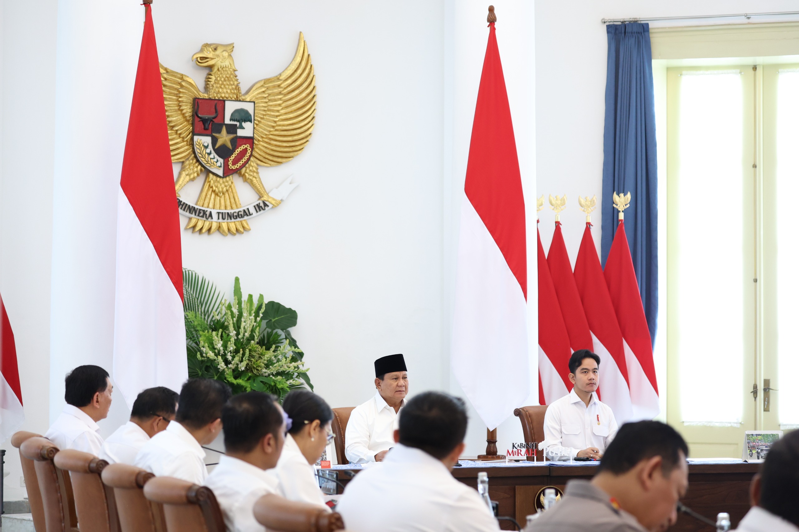 Presiden RI Prabowo Subianto memimpin sidang perdana Dewan Pertahanan Nasional yang berlangsung di Istana Kepresidenan Bogor, Jawa Barat, pada Jumat (7/2) siang.