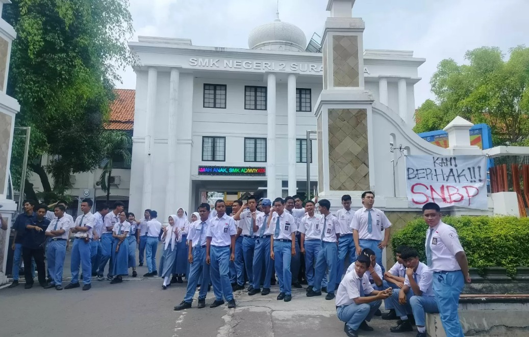 Siswa SMKN 2 Solo gelar aksi demonstrasi karena terancam tak bisa daftar SNBP buntut kelalaian pihak sekolah, Senin (3/2/2025).