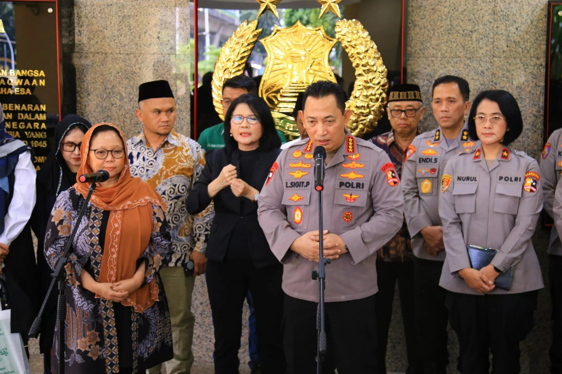 Kapolri Jenderal Listyo Sigit Prabowo memberikan keterangan usai bertemu Ketua PBNU Alissa Wahid.
