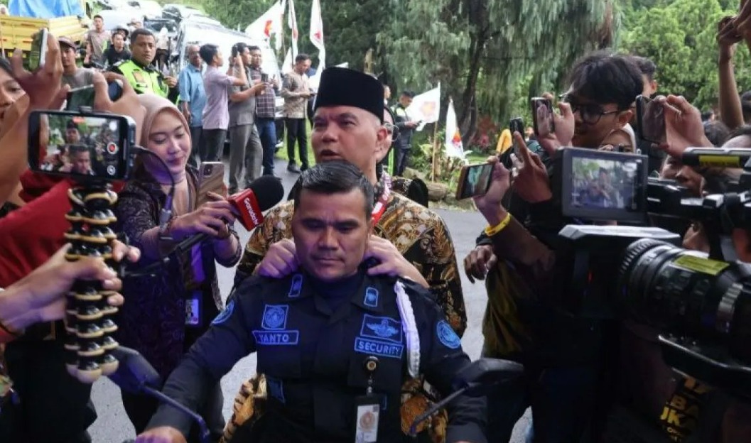 Anggota DPR RI Ahmad Dhani beserta istri Mulan Jameela keluar dari kediaman Prabowo, Hambalang, Kabupaten Bogor, Jawa Barat, Jumat (14/2/2025).