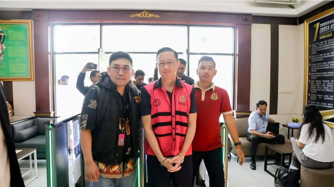 Kejagung melimpahkan berkas perkara, tersangka, dan barang bukti kasus dugaan korupsi impor gula ke Kejari Jakpus pada Jumat (14/2).