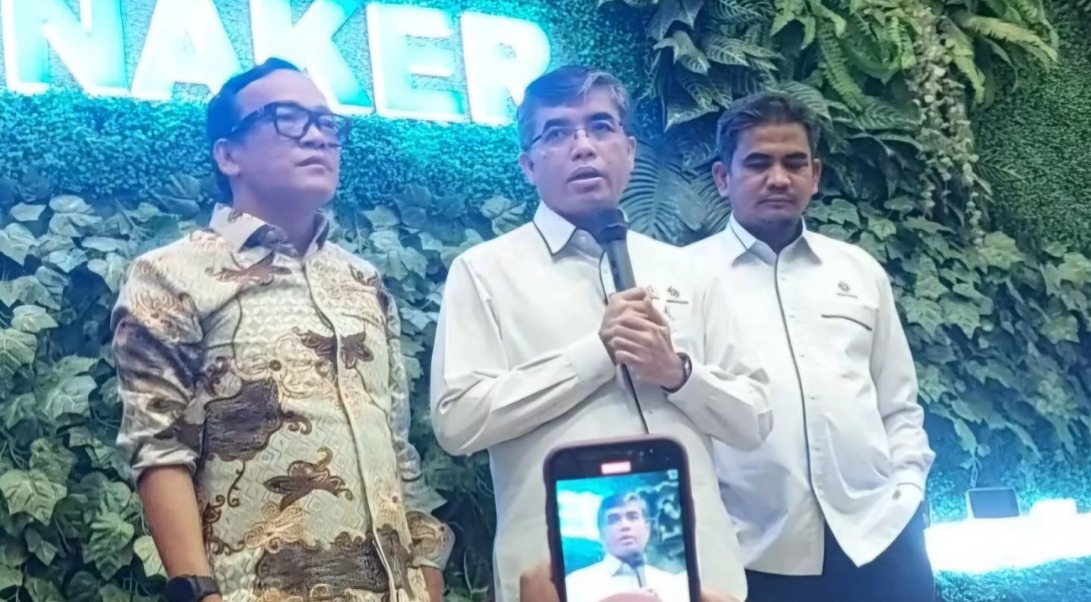 Menteri Ketenagakerjaan RI Yassierli menerima audiensi para massa aksi dari aliansi sopir ojek online (ojol), taksi online dan kurir di lobi Kementerian Ketenagakerjaan, Senin (17/2).