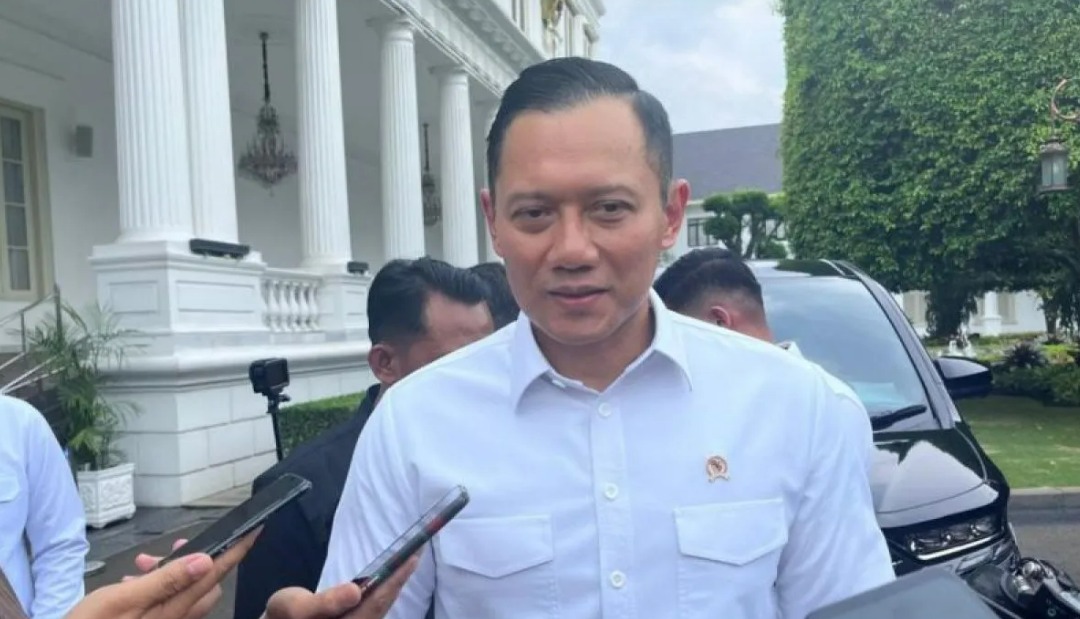 Ketua Umum Partai Demokrat Agus Harimurti Yudhoyono dalam wawancara cegat di Kompleks Istana Kepresidenan, Jakarta, Selasa (18/2/2025).