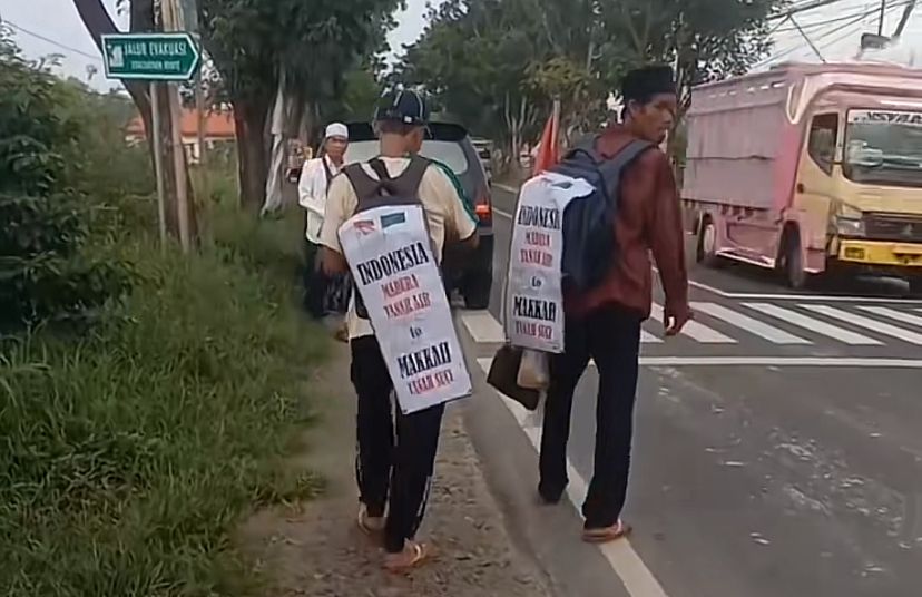 Salah satu contoh orang yang diduga hendak melakukan perjalan dari Indonesia menuju Mekkah.