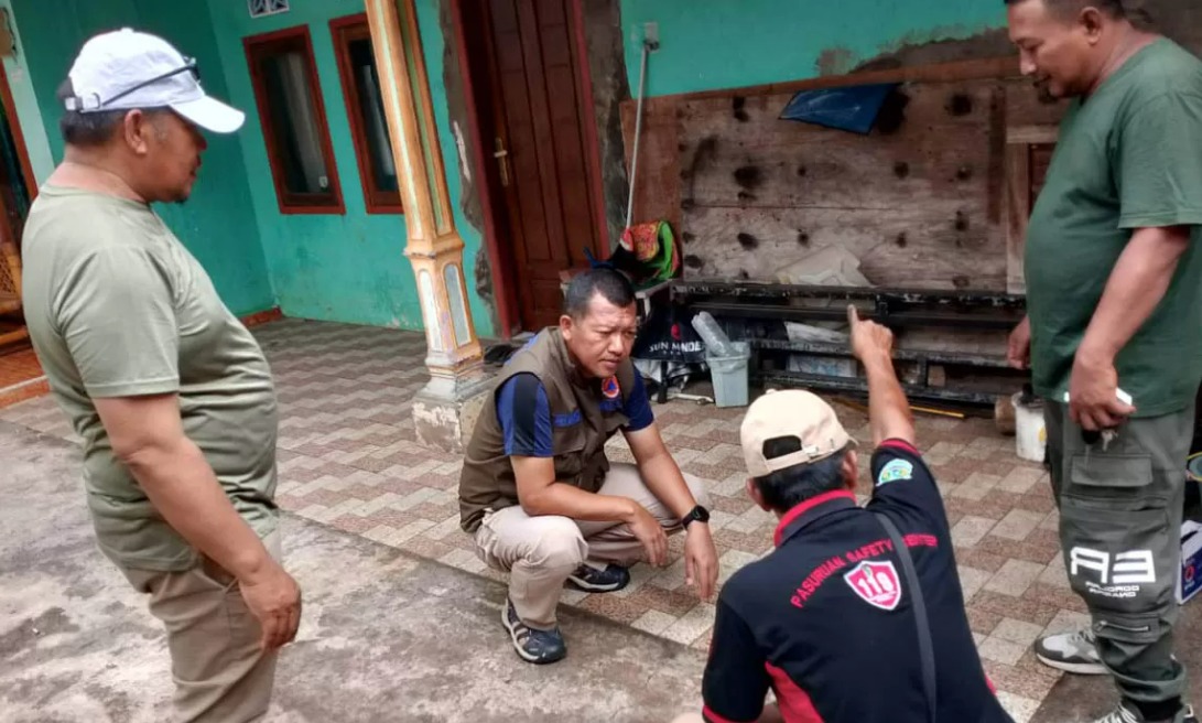 SURVEI LAGI: Kalaksa BPBD bersama Sekda Yudha Triwidya Sasongko dan Kades Cowek melakukan survei dan pengamatan rumah warga terdampak tanah gerak di Dusun Sempu.
