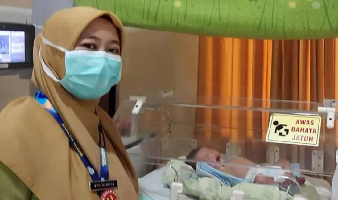 DIRAWAT: Petugas RSUD Bangil melakukan asesmen pada bayi laki-laki yang ditemukan di pinggir jalan di Desa/Kecamatan Puspo, Kabupaten Pasuruan, Senin (20/1).
