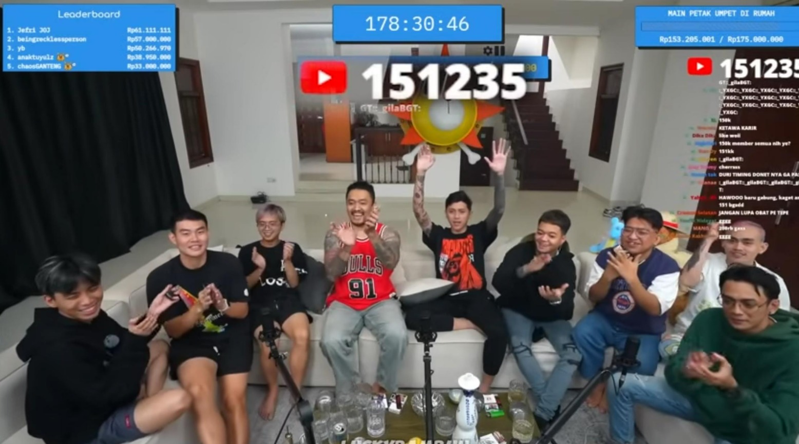Reza Arap melakukan stream dengan konsep nongkrong.