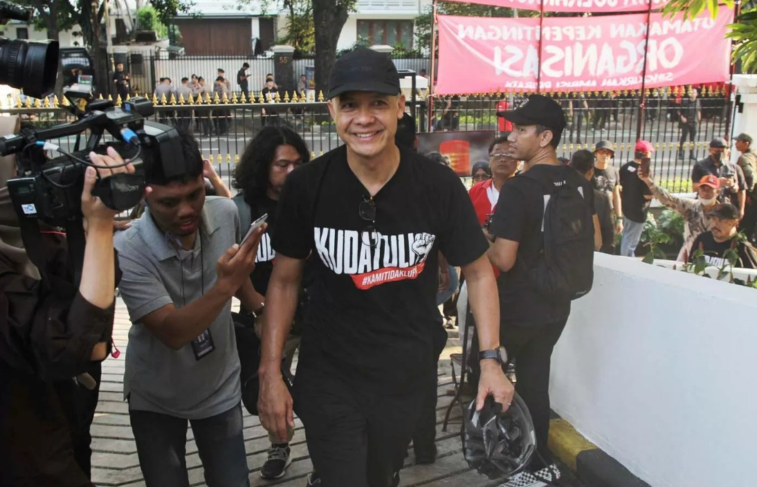 Politisi PDIP Ganjar Pranowo saat menghadiri peringatan Peristiwa Kudatuli di Kantor DPP Partai Demokrasi Indonesia Perjuangan (PDIP, Menteng, Jakarta, Sabtu (27/7/2024).