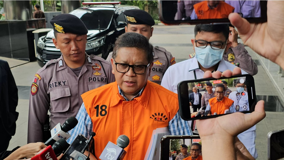 Sekretaris Jenderal (Sekjen) PDI Perjuangan Hasto Kristiyanto saat hendak menjalani pemeriksaan perdana di Gedung Merah Putih KPK, Jakarta, Rabu (26/2).