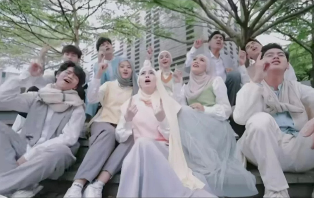 Video klip single religi Bertasbih ditonton lebih dari 1 juta kali di YouTube.