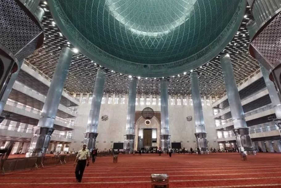 Jamaah menjalani ibadah sholat dengan khusyuk di masjid Istiqlal, Jumat (28/2).