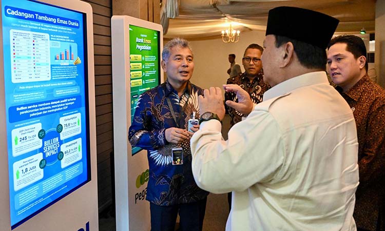 Dirut BRI Sunarso ngobrol bersama Presiden Prabowo di sela-sela peluncuran Bank Emas.