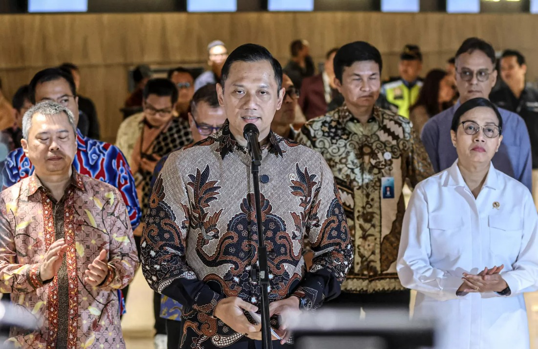 Menteri Koordinator Bidang Infrastruktur dan Pembangunan Kewilayahan Agus Harimurti Yudhoyono (tengah) memimpin konferensi pers terkait penurunan harga tiket pesawat saat lebaran.
