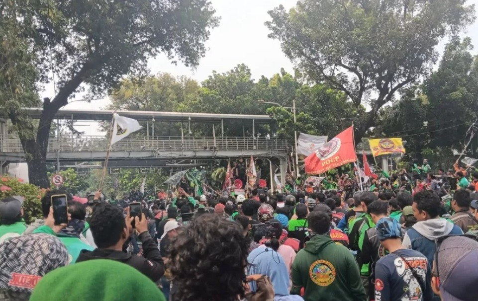 Para driver ojol menggelar aksi demo di sekitar patung kuda atau Arjuna Wijaya, Kamis (29/8), menuntut perbaikan kesejahteraan.