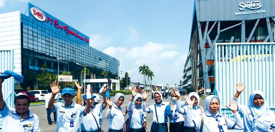 Suasana para karyawan di depan kantot utama PT Sritex, Sukoharjo, Jumat (28/2/2025). (M. IHSAN/RADAR SOLO)