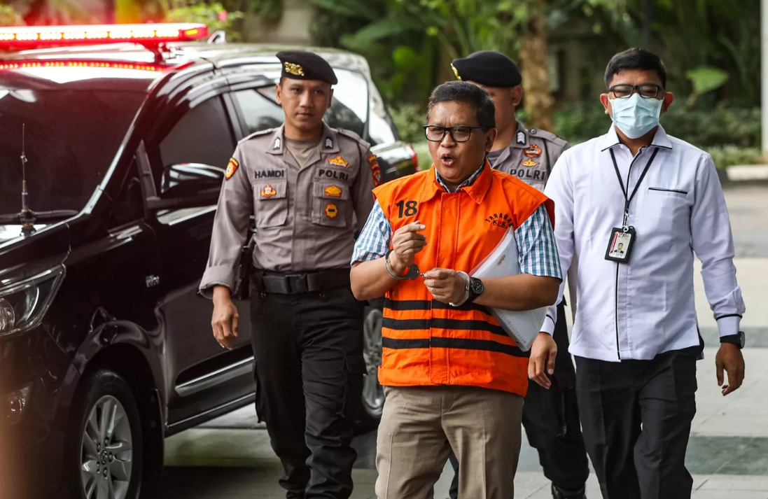 Tersangka kasus dugaan suap Hasto Kristiyanto bersiap untuk menjalani pemeriksaan di Gedung Merah Putih KPK, Jakarta, Rabu (26/2/2025).