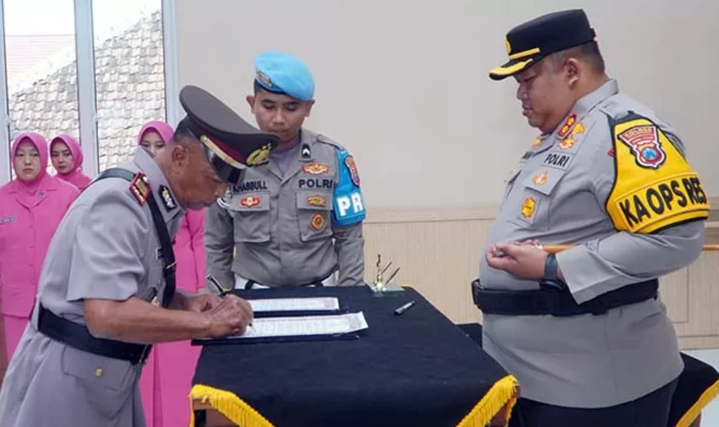 Kapolres Pasuruan AKBP Jazuli Dani Iriawan (kanan) saat memimpin sertijab enam Kapolsek.