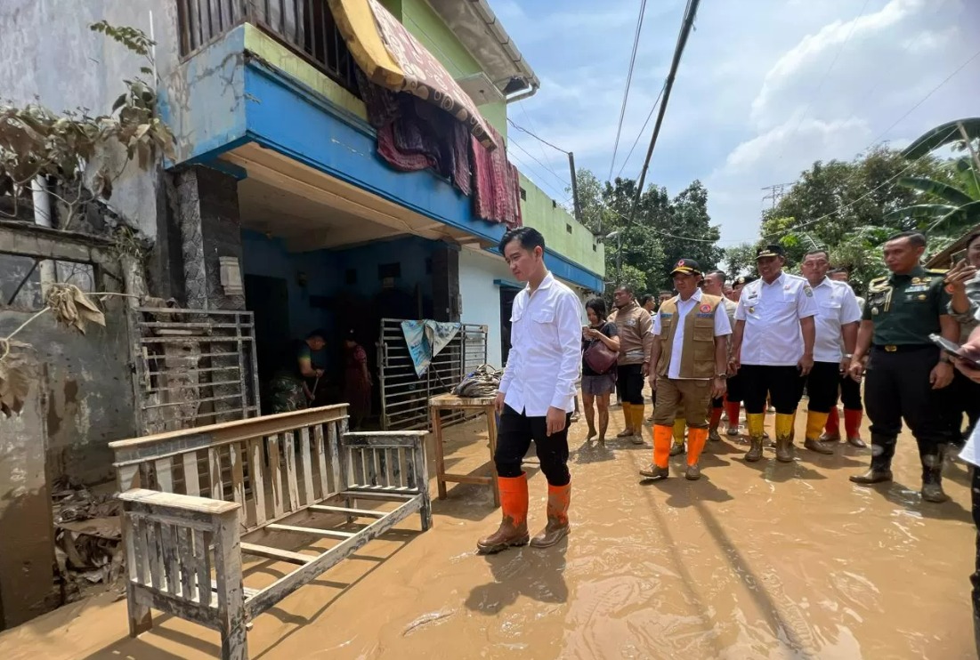 Wakil Presiden (Wapres) Gibran Rakabuming meninjau lokasi pengungsian di kantor logistik dan peralatan BNPB Kota Bekasi dan meninjau lokasi banjir di Perum Pondok Gede Permai (PGP), Bekasi.