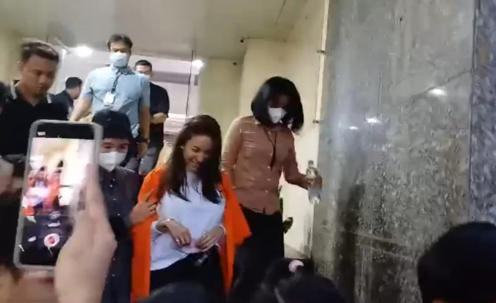 Tersangka Nikita Mirzani menggunakan rompi tahanan.