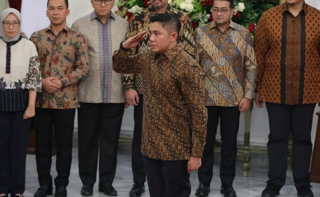 Mayor Teddy Indra Wijaya memberikan hormat kepada Presiden Prabowo Subianto saat pengumuman jajaran menteri Kabinet Merah Putih di Istana Merdeka, Jakarta, Minggu (20/10/2024).