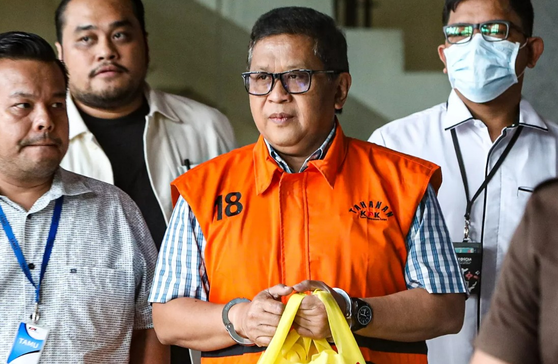 Tersangka kasus dugaan suap Hasto Kristiyanto bersiap untuk menjalani pemeriksaan di Gedung Merah Putih KPK, Jakarta, Rabu (26/2/2025).