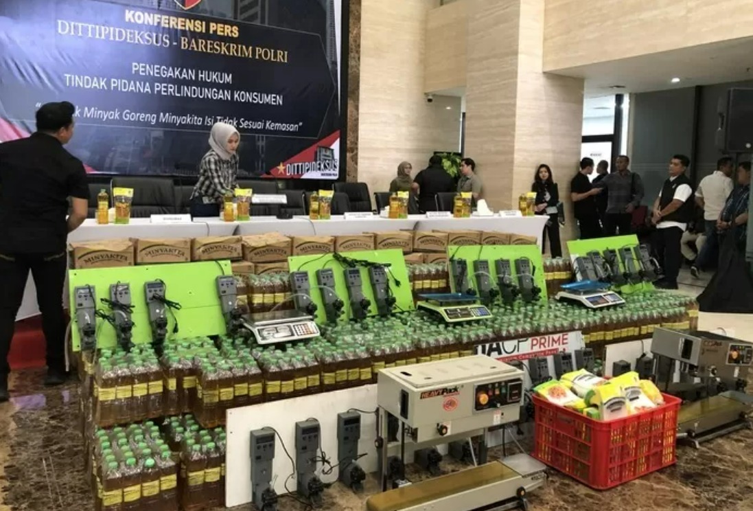 Barang bukti MinyaKita yang berhasil diamankan oleh penyidik Satgas Pangan Polri.