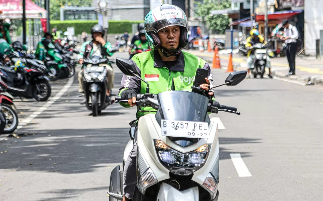 Sejumlah pengemudi ojek daring (ojol) menunggu penumpang di Dukuh Atas, Jakarta, Selasa (18/2/2025).