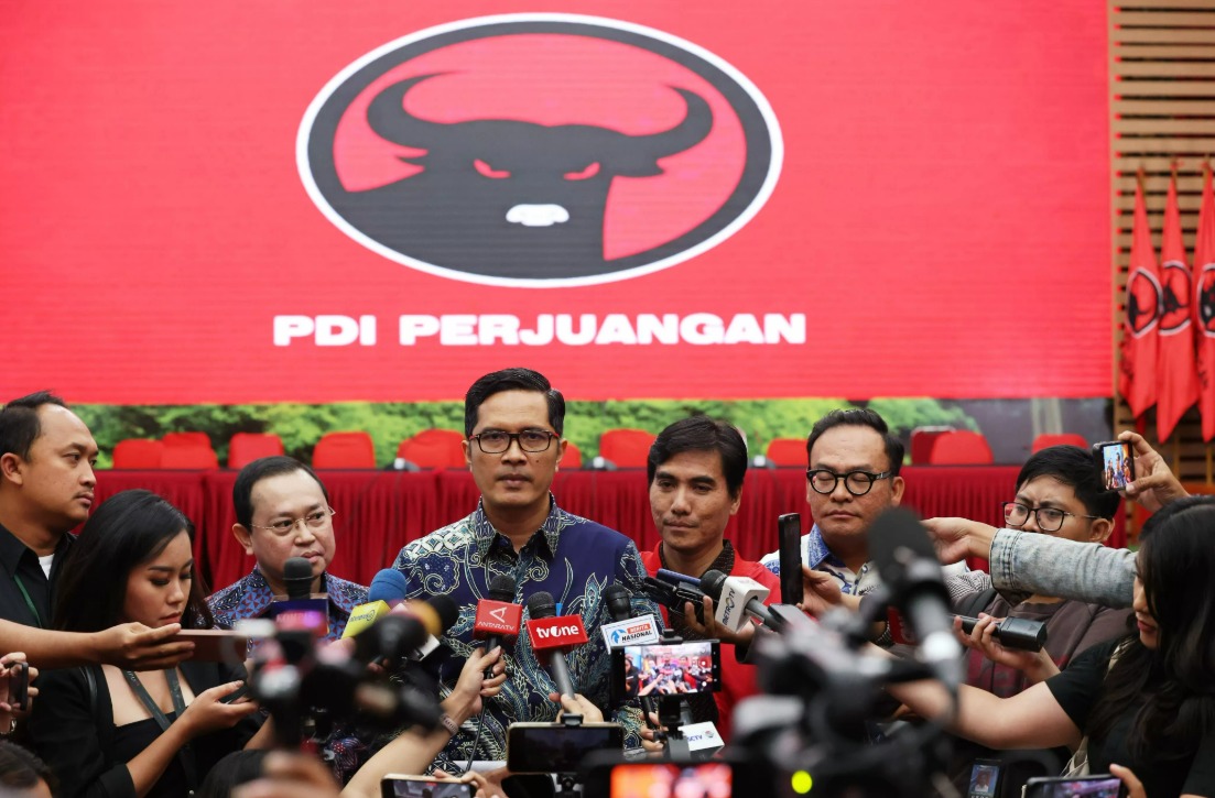 Febri Diansyah jadi tim pengacara Sekjen PDIP Hasto Kristiyanto usai konferensi pers di kantor DPP PDIP, Jalan Diponegoro, Menteng, Jakarta Pusat, Rabu (12/3).