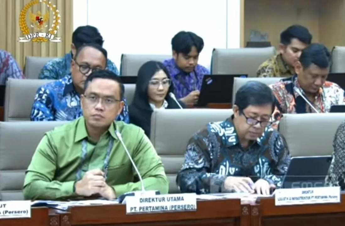 Direktur Utama PT Pertamina (Persero), Simon Aloysius Mantiri saat rapat dengar pendapat (RDP) dengan Komisi VI DPR RI di Gedung DPR RI, Senayan, Jakarta, Selasa (11/3).