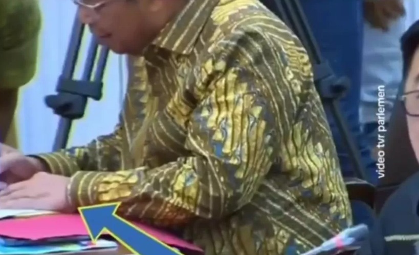 Viral Anggota Komisi VI DPR RI menerima amplop cokelat yang dituding berupa sogokan saat rapat dengan jajaran direksi PT Pertamina, pada Selasa (11/3).