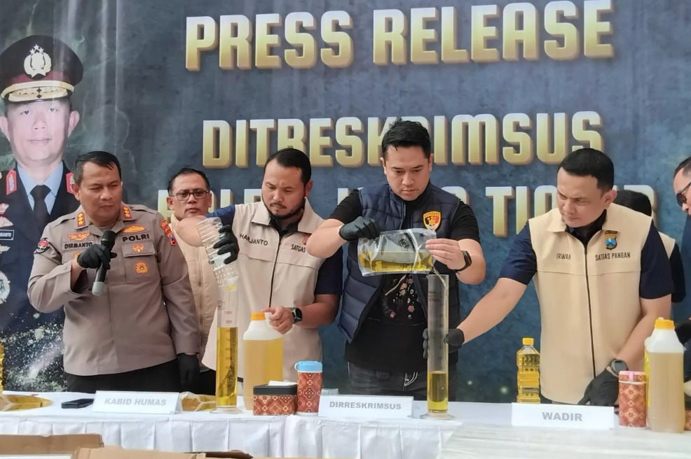 Ditreskrimsus Polda Jatim melakukan uji sampel barang bukti 14 ton minyak goreng Minyakita palsu. Hasilnya, botol dengan takaran 1 liter hanya berisi 800-890 mililiter.