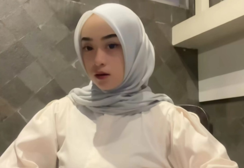 Bu Guru Salsa saat melakukan live streaming di TikTok sambil bermain Mobile Legend.