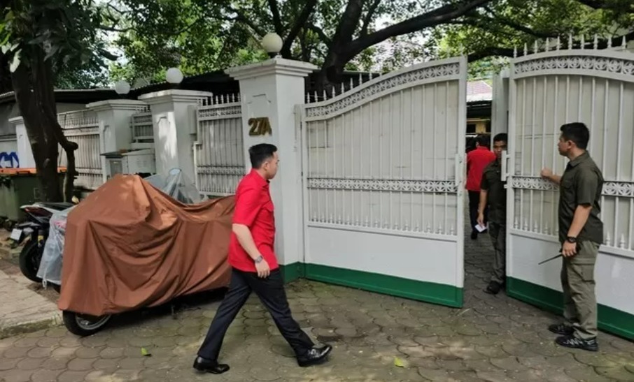 Sejumlah Anggota Komisi III DPR RI fraksi PDIP berdatangan ke rumah Ketua Umum PDIP Megawati Soekarnoputri di Jalan Teuku Umar, Menteng, Jakarta Pusat, Kamis (13/3) siang.