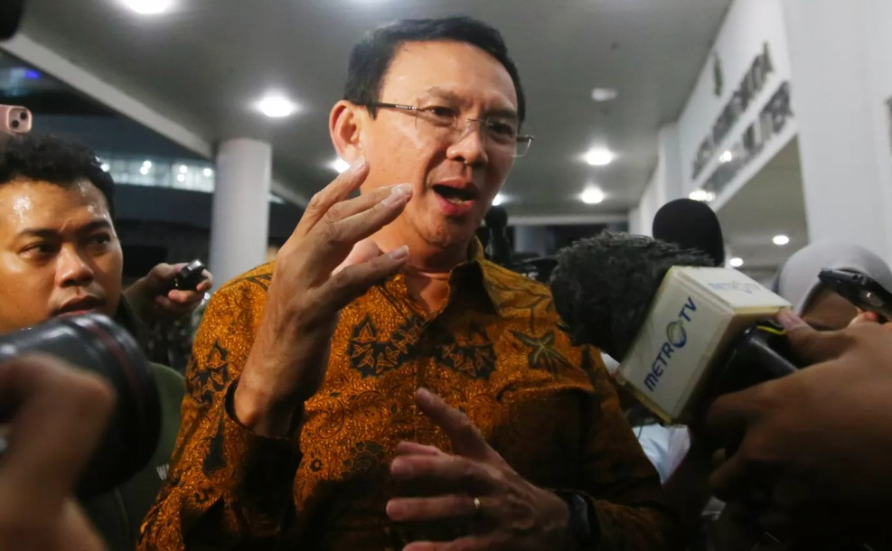 Mantan Komisaris Utama PT Pertamina, Basuki Tjahaja Purnama (Ahok) usai diperiksa oleh Kejaksaan Agung sebagai saksi dalam kasus dugaan korupsi tata kelola minyak Pertamina di Jakarta, Kamis (13/3)
