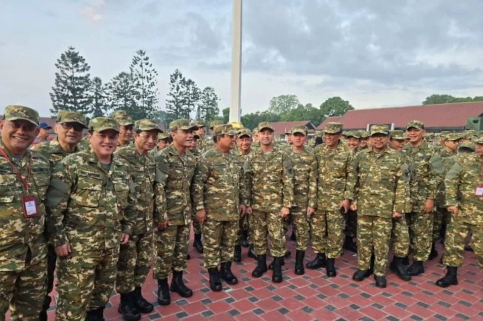Presiden Prabowo Subianto memimpin kegiatan latihan baris berbaris yang diikuti para menteri anggota Kabinet Merah Putih di lapangan Sapta Marga, Akmil, Magelang.