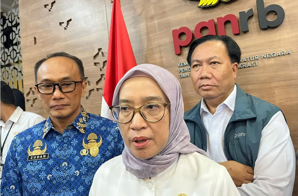 MenPAN RB Rini Widyantini membantah bahwa penundaan pengangkatan CPNS dan PPPK Tahun 2024 disebabkan oleh kebijakan efisiensi anggaran.