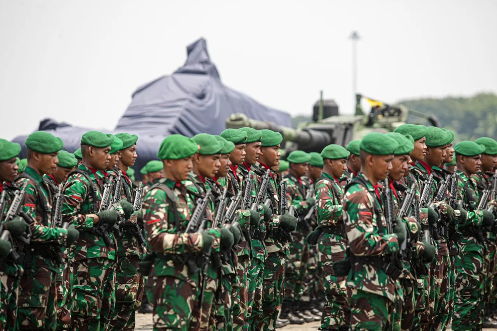 Sejumlah prajurit melakukan gladi jelang HUT TNI di Monumen Nasional (Monas), Jakarta, Selasa (01/10/2024).