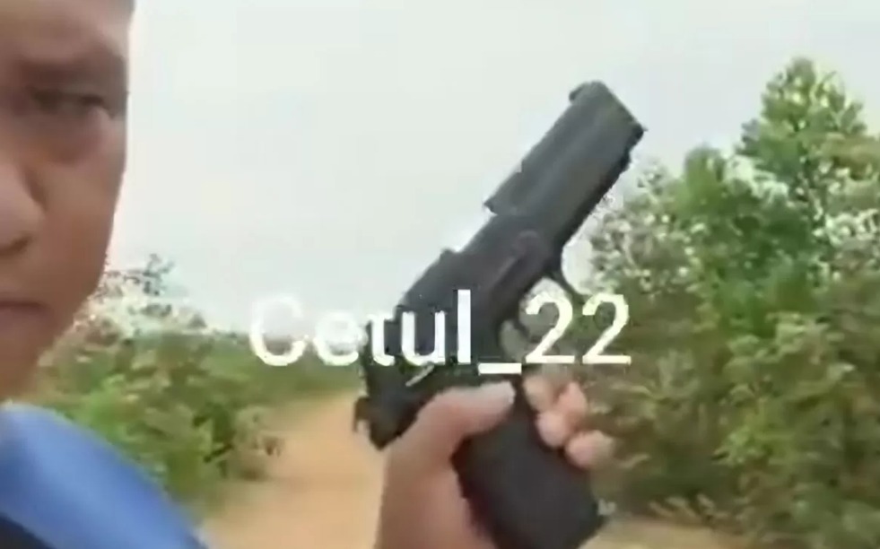 Video viral diduga Kopka Basar pamer senjata api.