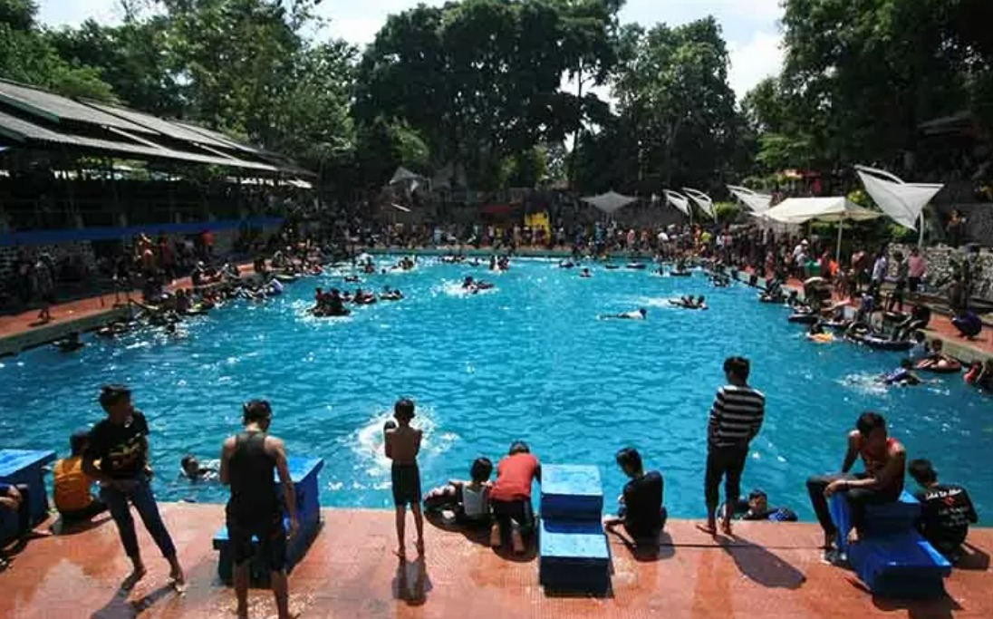 BERWISATA: Sejumlah warga berwisata ke Banyu Biru, Kabupaten Pasuruan. Destinas wisata ini sempat akan dikonsep mennadi tempat wisata syariah.