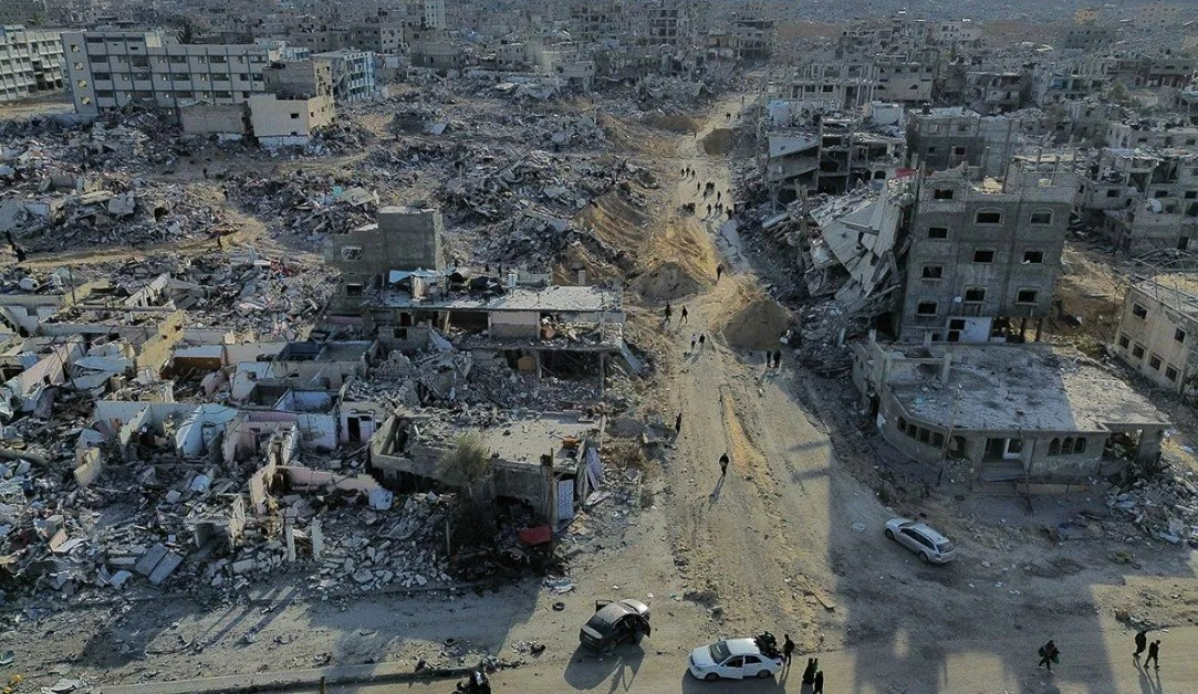 Foto udara menunjukkan ribuan rumah porak-poranda akibat serangan udara Israel di Kota Rafah, Jalur Gaza selatan, Minggu (19/1/2025).