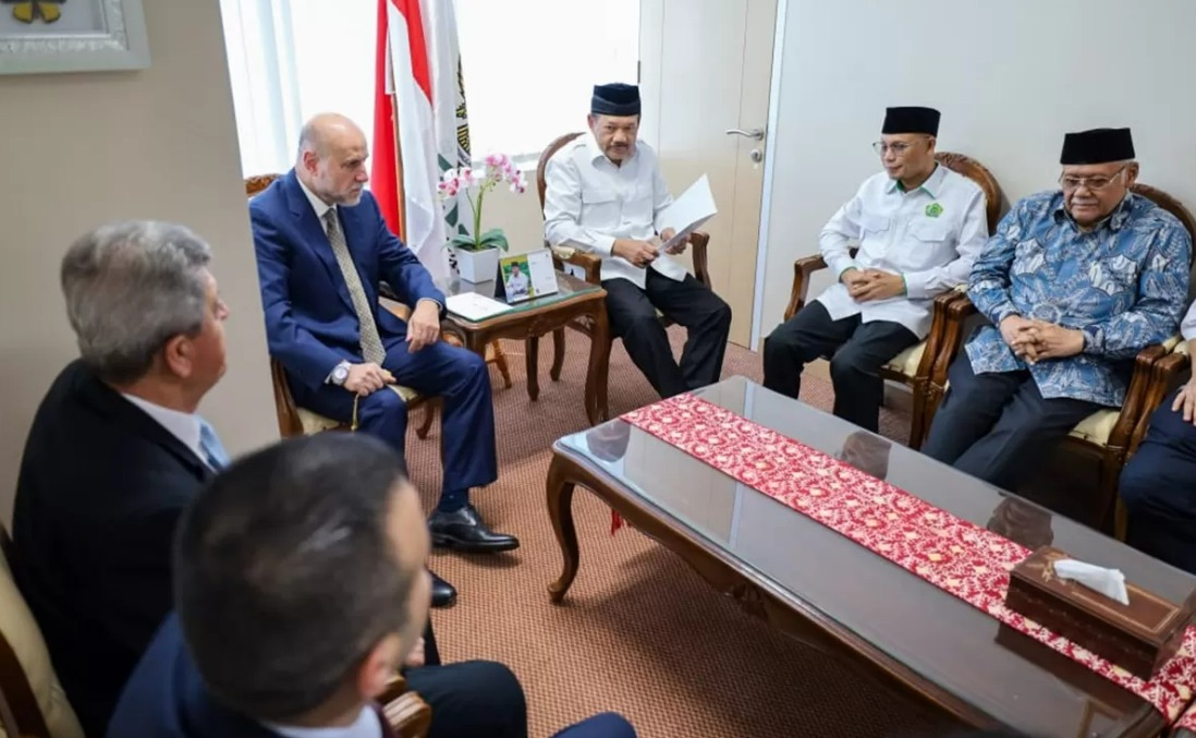 Menteri Hakim Negara Palestina Mahmoud Al-Habbash (jas biru) berkunjung di kantor Baznas di Jakarta (18/3).