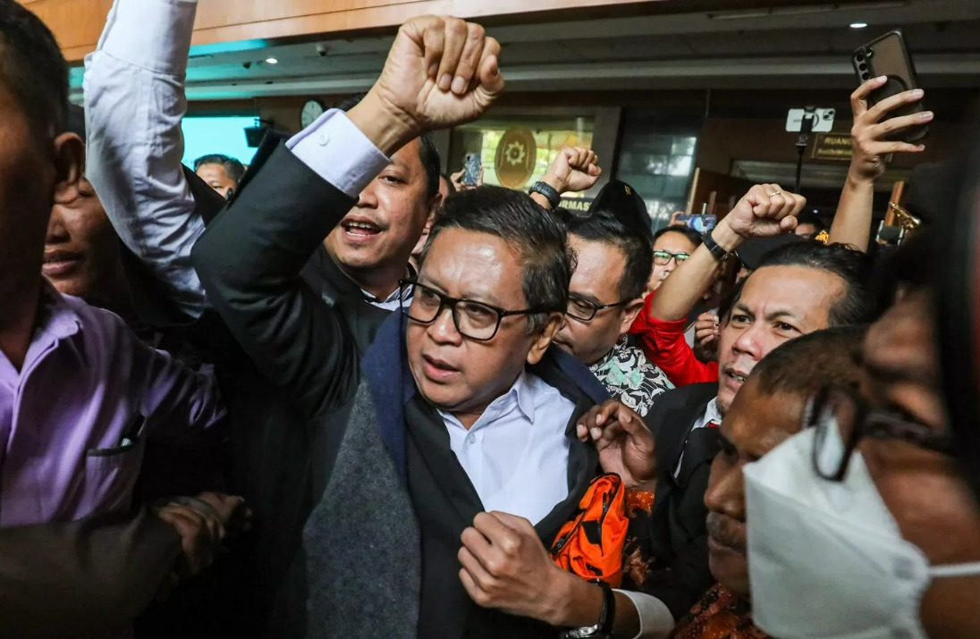 Sekjen DPP PDI Perjuangan Hasto Kristiyanto (kanan) bersalaman dengan Jaksa Penuntut Umum usai menjalani sidang dakwaan di Pengadilan Tipikor, Jakara Pusat, Jumat (14/3/2025).