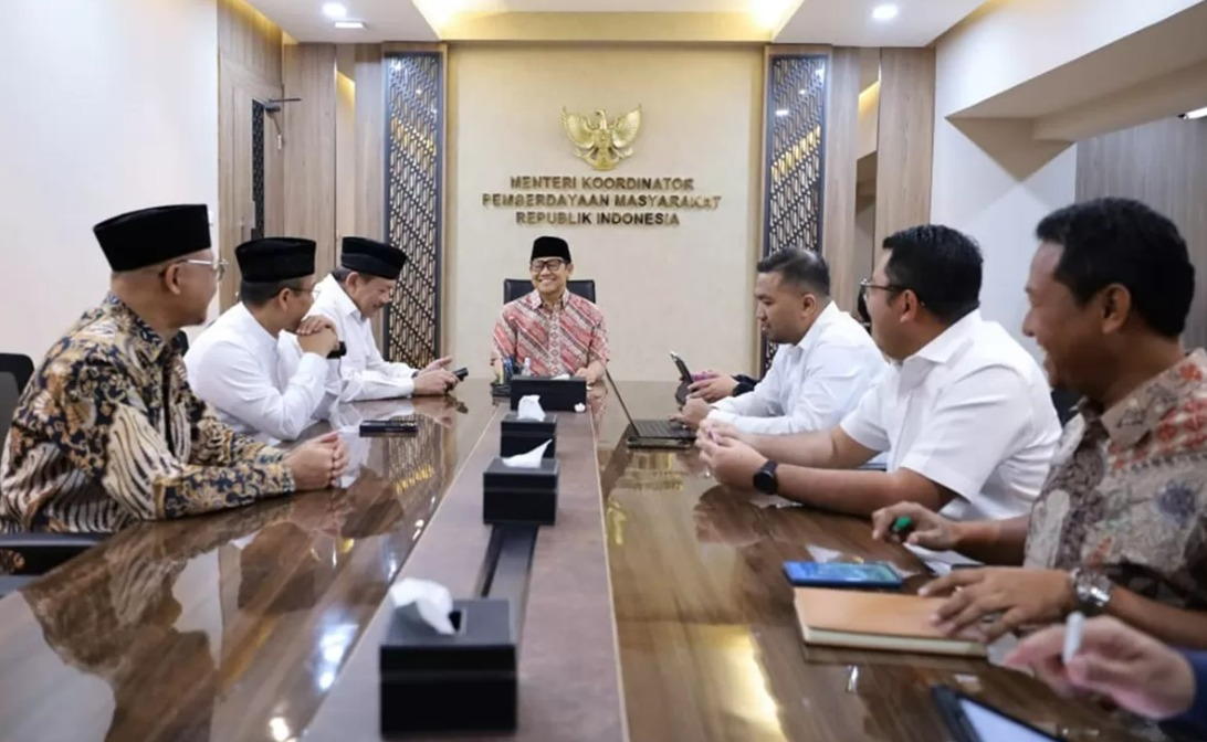 Menteri Koordinasi bidang Pemberdayaan Masyarakat Muhaimin Iskandar (tengah) menerima kunjungan pimpinan Baznas di Jakarta (20/3).