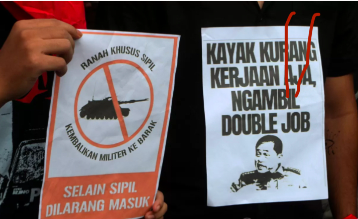 Sejumlah mahasiswa membawa poster saat aksi tolak revisi UU TNI di depan Kantor DPRD Semarang, Jawa Tengah, Kamis (20/3/2025).