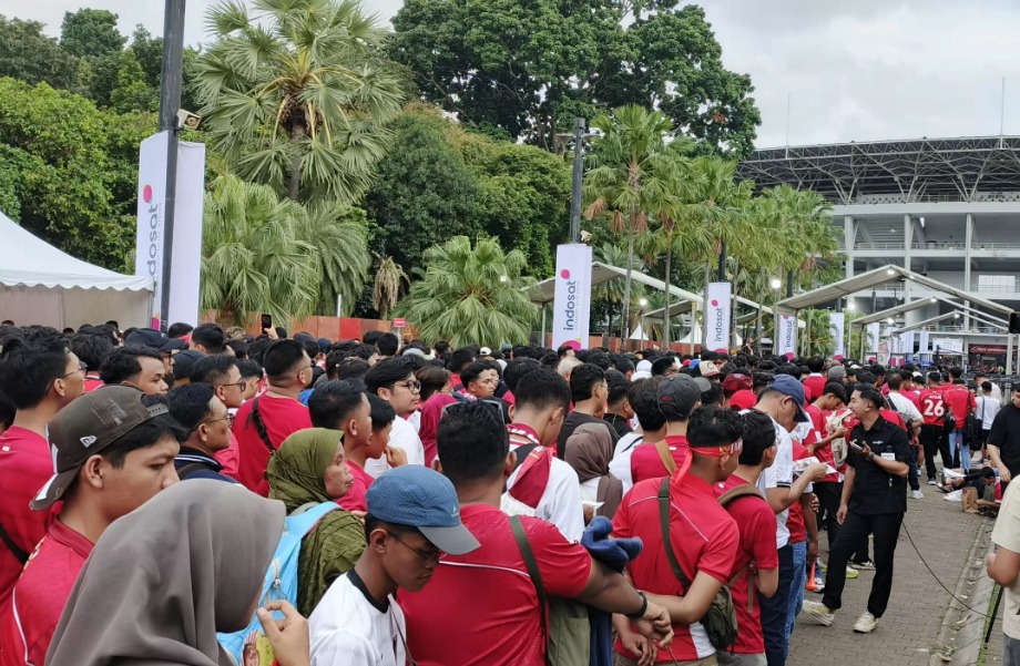 Garuda Fans sudah antre sejak siang untuk masuk ke dalam area ring road Stadion Utama Gelora Bung Karno jelanh Timnas Indonesia vs Bahrain.