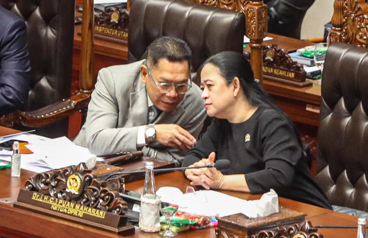 Ketua DPR Puan Maharani (kanan) berbincang dengan Wakil Ketua DPR Adies Kadir (kiri).