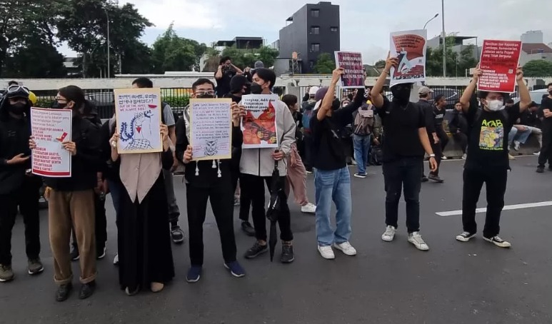 Ratusan massa dari koalisi masyarakat sipil menggelar aksi di depan Gedung DPR RI di Jalan Gatot Soebroto, Senayan, Jakarta Pusat, Kamis (27/3).