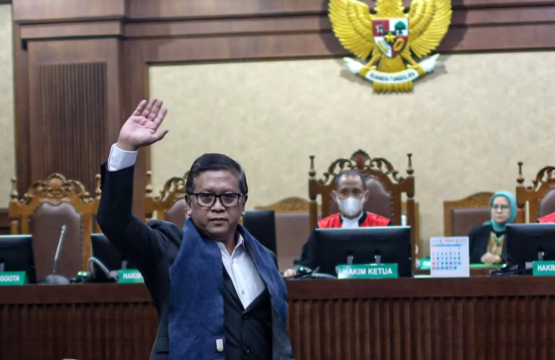Sekjen DPP PDI Perjuangan Hasto Kristiyanto (kanan) bersalaman dengan Jaksa Penuntut Umum usai menjalani sidang dakwaan di Pengadilan Tipikor, Jakara Pusat, Jumat (14/3/2025).